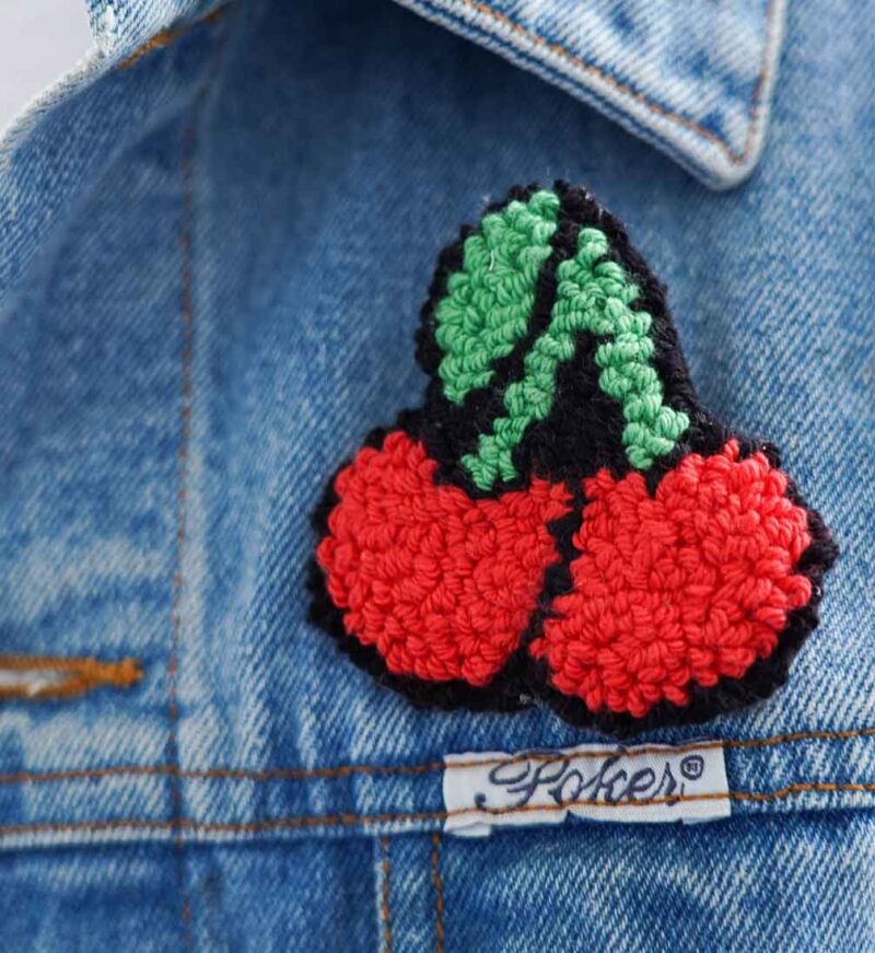 broche cerise punchneedle